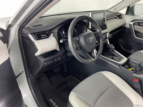 Used 2019 Toyota RAV4 XLE Premium image 3