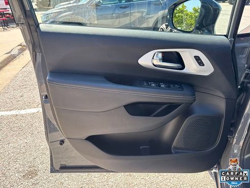 Used 2025 Chrysler Pacifica Limited AWD/4WD image 47