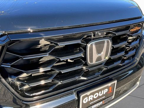Used 2025 Honda Pilot TrailSport image 29