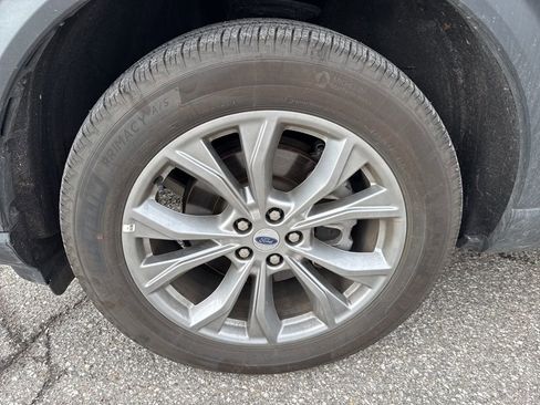 Used 2023 Ford Explorer XLT w/ Equipment Group 202A image 5