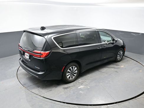 Used 2024 Chrysler Pacifica Select image 41