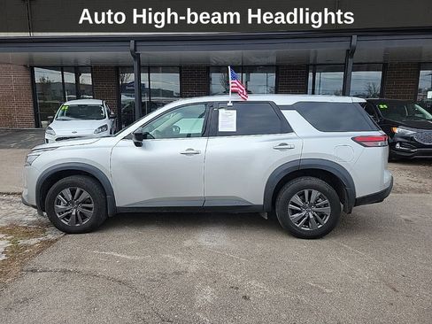 Used 2024 Nissan Pathfinder S image 9
