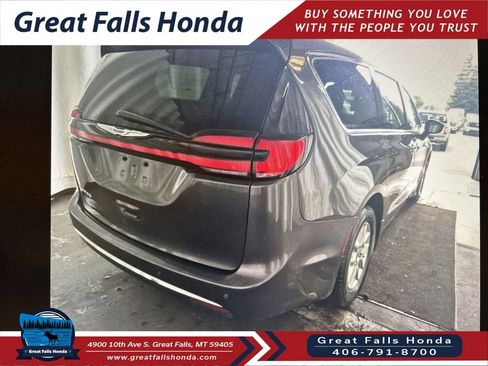 Used 2023 Chrysler Pacifica Touring-L FWD image 3