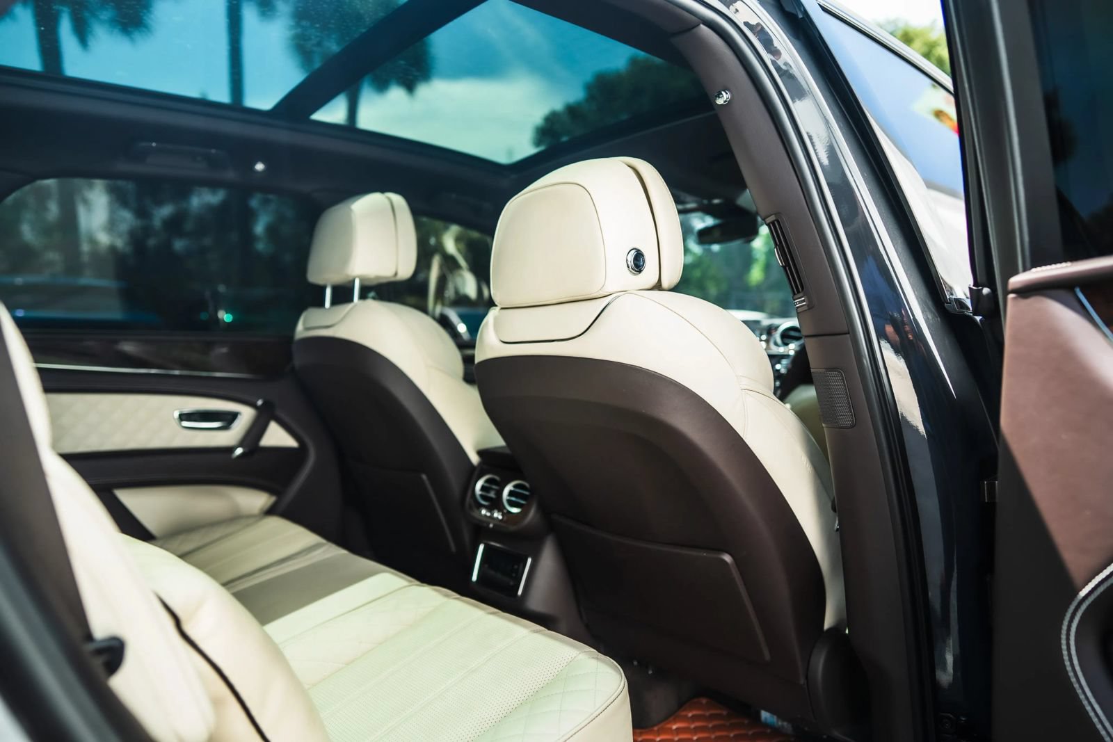 Used 2018 Bentley Bentayga AWD/4WD image 22