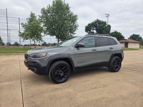 Used 2019 Jeep Cherokee Trailhawk w/ Cold Weather Group AWD/4WD image 2