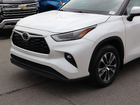 Used 2024 Toyota Highlander XLE AWD/4WD image 6