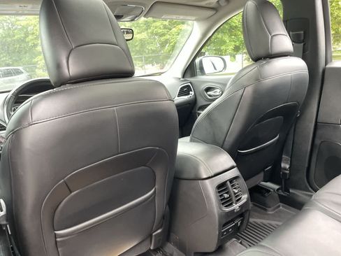 Used 2019 Jeep Cherokee Limited AWD/4WD image 20