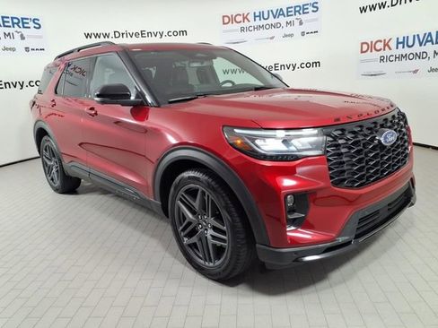 Used 2025 Ford Explorer ST AWD/4WD image 3