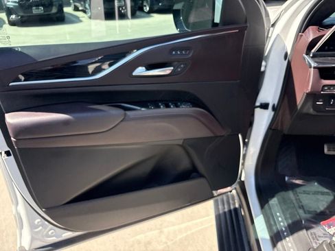 Used 2023 Cadillac Escalade ESV V w/ LPO, ONYX Package AWD/4WD image 10