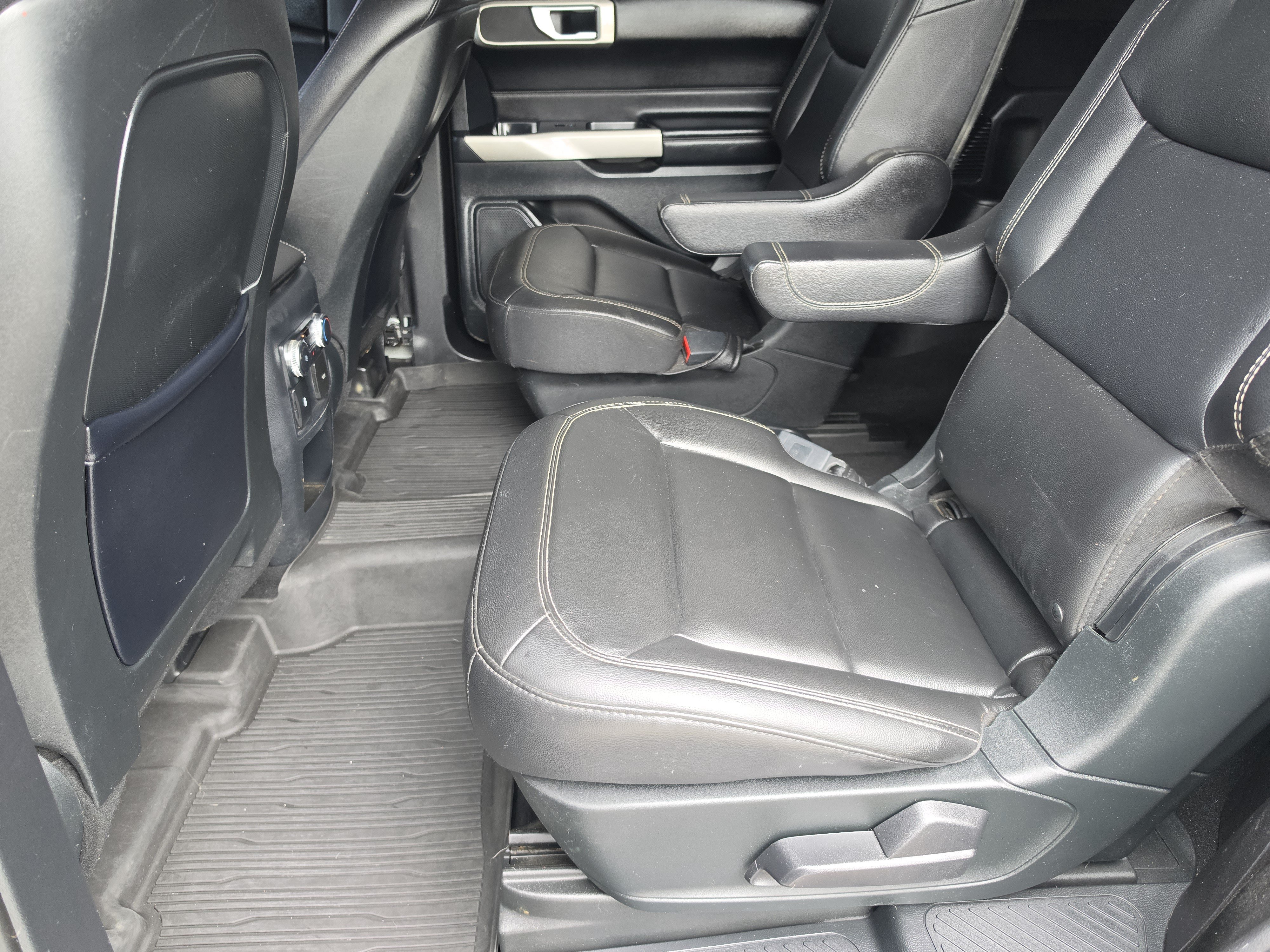 Used 2020 Ford Explorer XLT w/ Equipment Group 202A AWD/4WD image 9