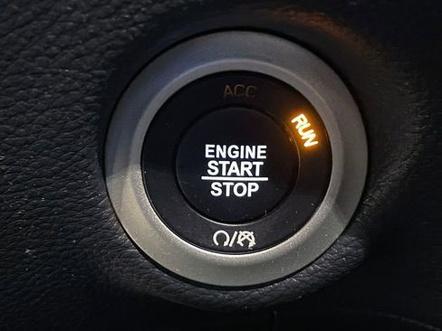 Used 2024 Chrysler Pacifica Touring FWD image 29