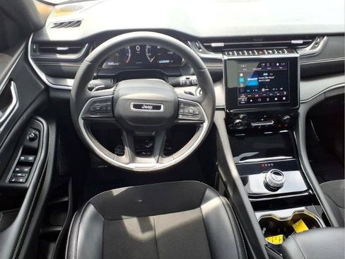 Used 2023 Jeep Grand Cherokee Altitude AWD/4WD image 11
