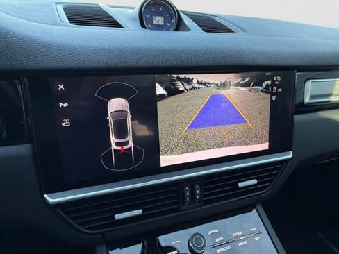 Used 2023 Porsche Cayenne Platinum Edition w/ Performance Package image 17