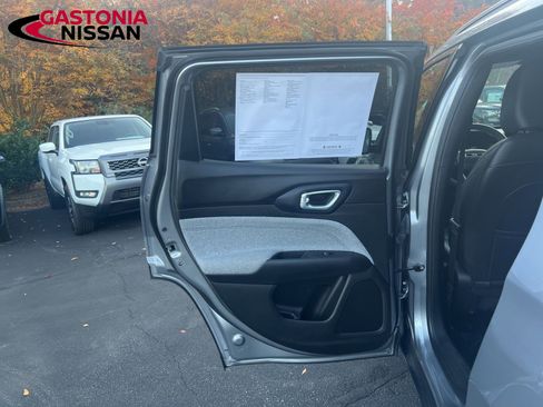 Used 2024 Jeep Compass Latitude image 36