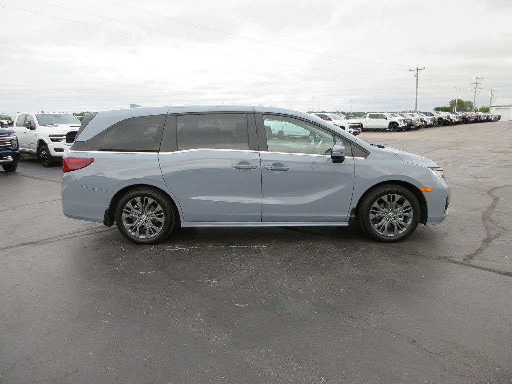Used 2025 Honda Odyssey Touring image 5