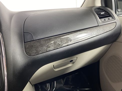 Used 2019 Dodge Grand Caravan SE w/ UConnect Hands-Free Group FWD image 29