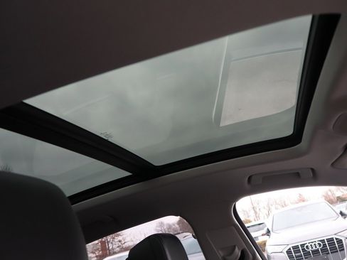 Used 2022 Audi e-tron Prestige w/ Prestige Package image 16