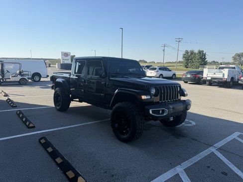 Used 2021 Jeep Gladiator Sport image 4