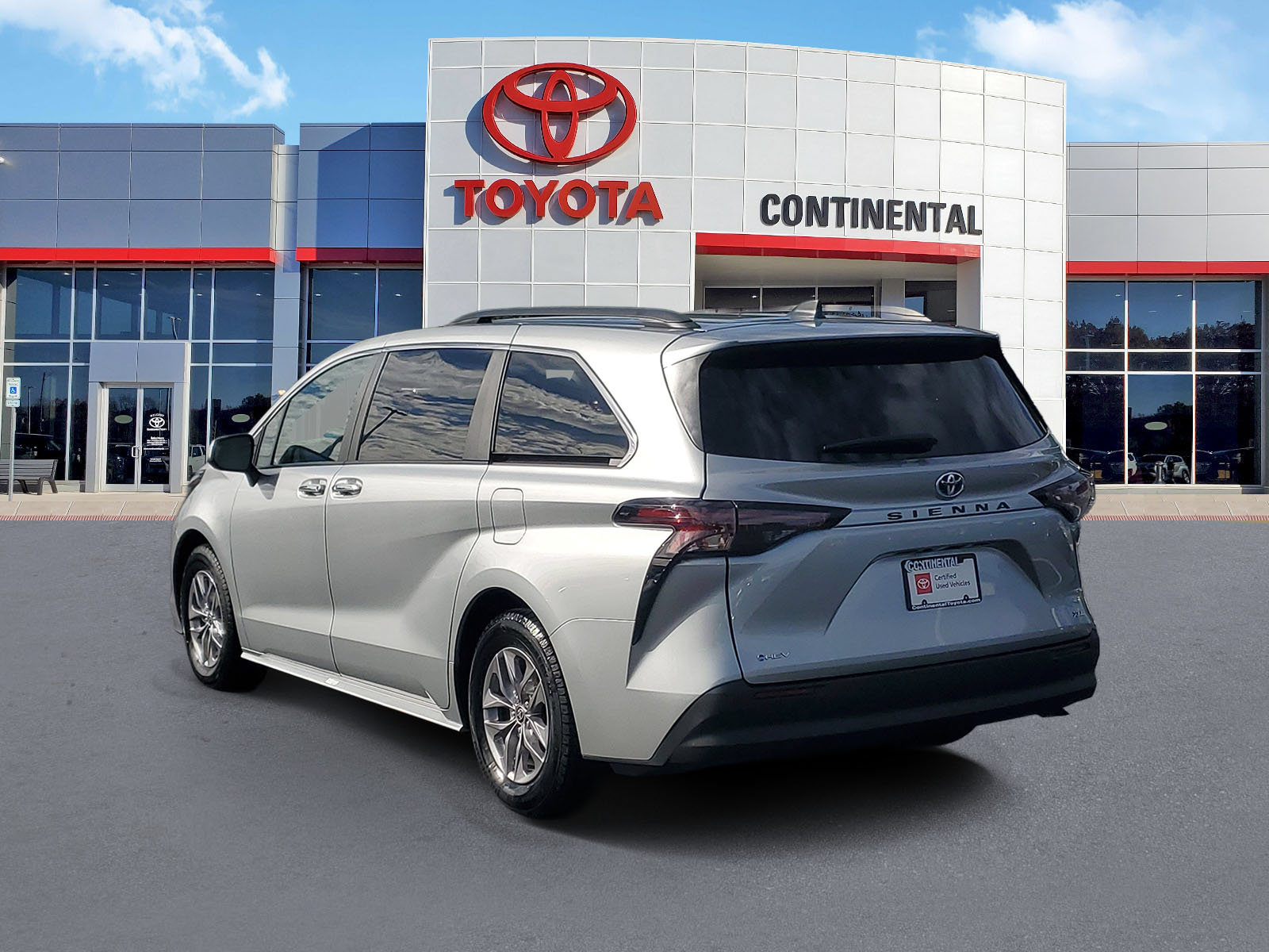 Certified 2025 Toyota Sienna XLE FWD image 4