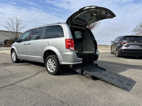 Used 2019 Dodge Grand Caravan SXT image 1