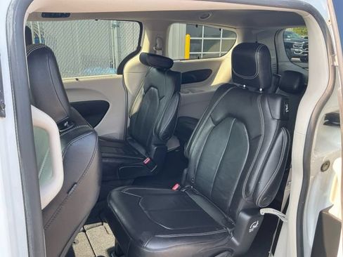 Used 2022 Chrysler Pacifica Touring-L FWD image 10