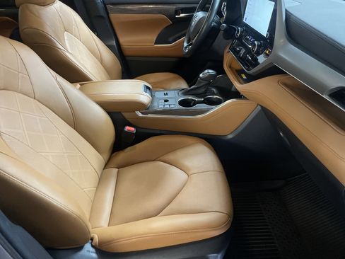 Used 2023 Toyota Highlander Platinum image 35