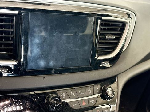 Used 2020 Chrysler Pacifica Touring-L Plus w/ Advanced Safetytec Group image 4