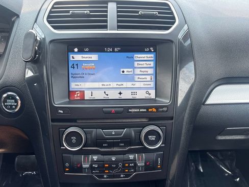 Used 2017 Ford Explorer XLT w/ Equipment Group 202A AWD/4WD image 13