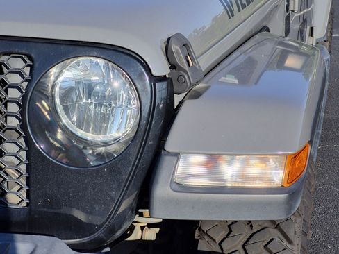 Used 2021 Jeep Gladiator Sport AWD/4WD image 6