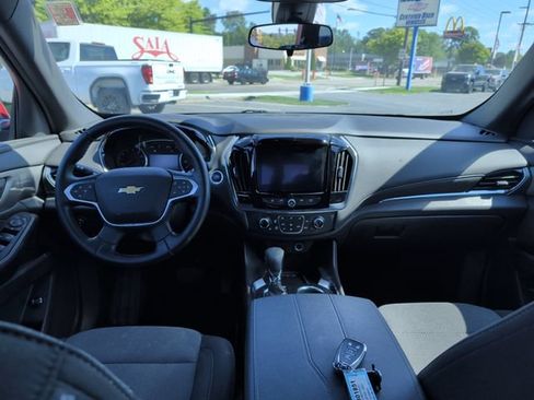 Used 2023 Chevrolet Traverse LT FWD image 17