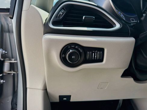 Used 2023 Chrysler Pacifica Touring-L FWD image 12
