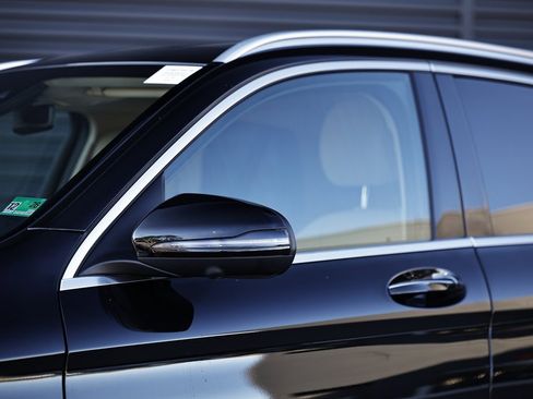 Used 2022 Mercedes-Benz GLC 300 4MATIC image 3