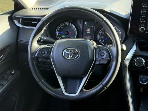 Used 2021 Toyota Venza LE w/ Carpet Mat Package (TMS) image 20