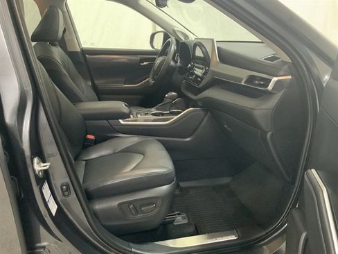 Used 2020 Toyota Highlander Platinum image 16