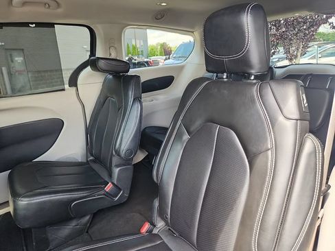 Used 2023 Chrysler Pacifica Touring-L FWD image 24