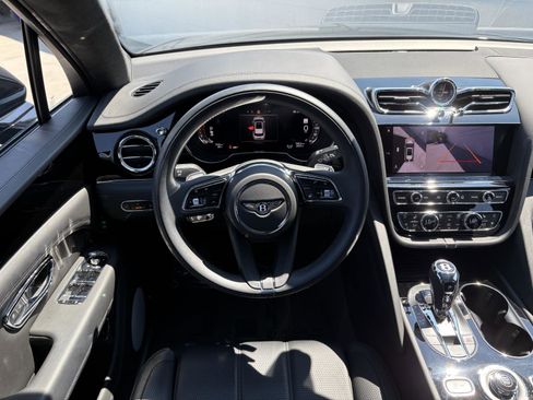 Used 2024 Bentley Bentayga image 11