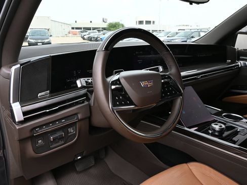 Certified 2025 Cadillac Escalade Premium Luxury AWD/4WD image 17