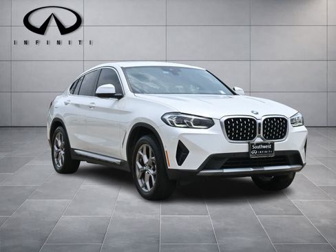 Used 2022 BMW X4 xDrive30i w/ Premium Package AWD/4WD image 3