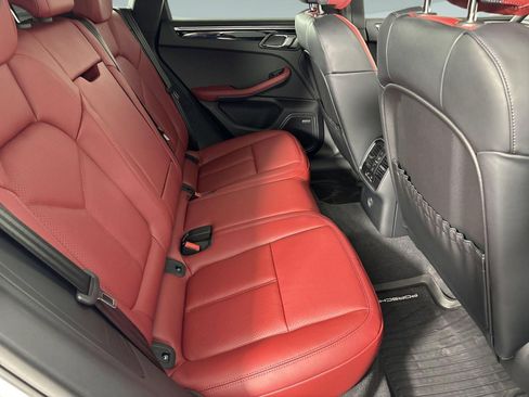 Certified 2025 Porsche Macan AWD/4WD image 30