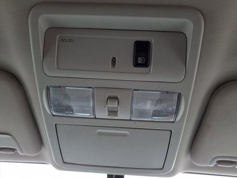 Used 2017 Nissan Titan SV image 27