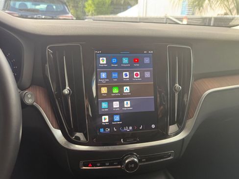 Used 2025 Volvo V60 B5 Cross Country Plus image 21