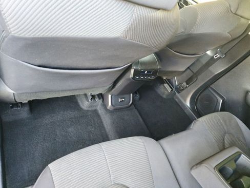 Used 2020 Toyota Highlander LE image 41