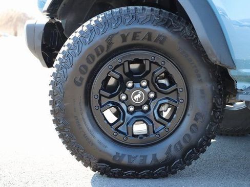 Used 2023 Ford Bronco Wildtrak image 2