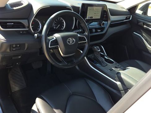 Used 2023 Toyota Highlander XLE FWD image 18