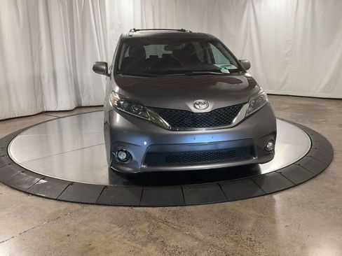 Used 2016 Toyota Sienna SE Premium image 4