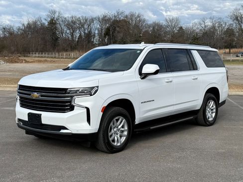 Used 2024 Chevrolet Suburban LT image 2