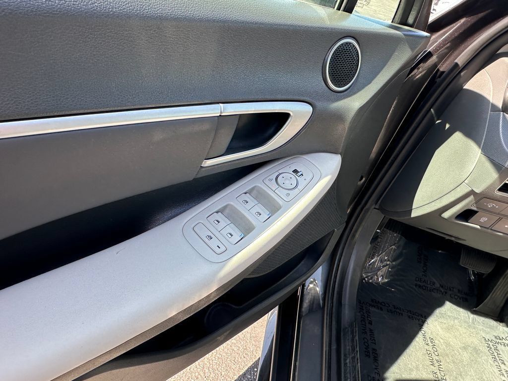 Used 2025 Hyundai Sonata SEL FWD image 16