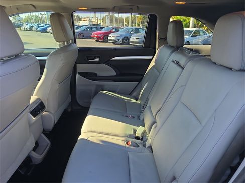 Used 2017 Toyota Highlander XLE image 11