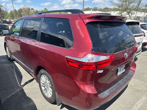 Used 2017 Toyota Sienna XLE w/ XLE Navigation Package image 3