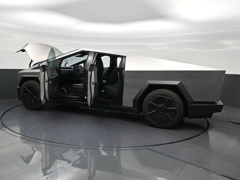 Used 2024 Tesla Cybertruck AWD Crew Cab image 33
